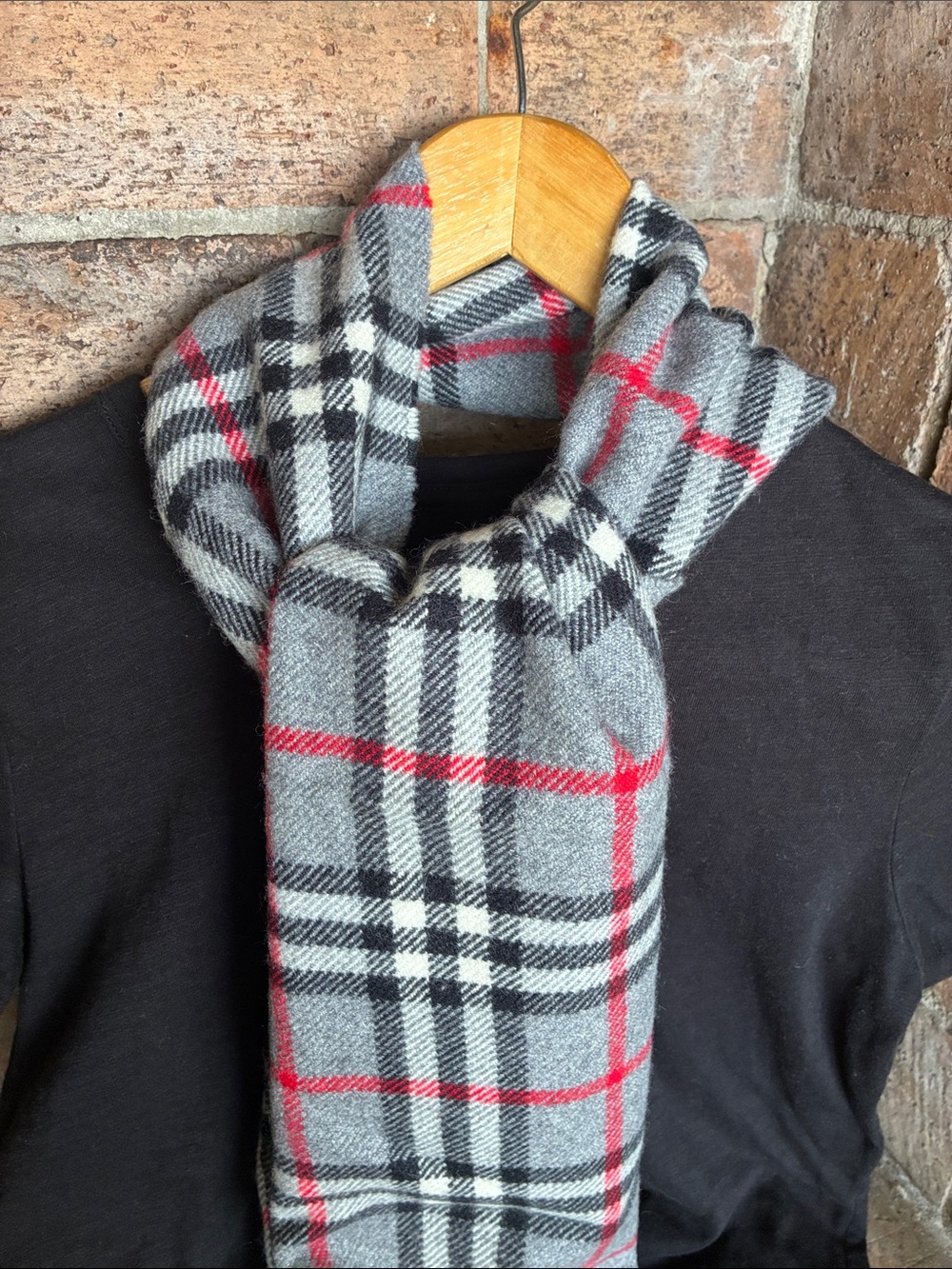 🖤 Burberry Gray and Red Plaid Scarf EUC Unisex - Picture 10 of 17